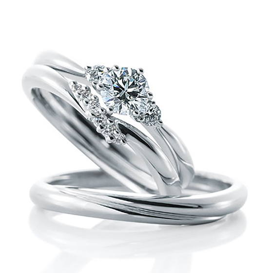 重ねづけで、より一層華やかな印象になる婚約指輪・結婚指輪とのセットリング。