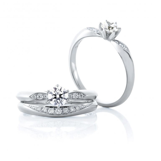 婚約指輪と結婚指輪との重ね付けは華やかな印象。