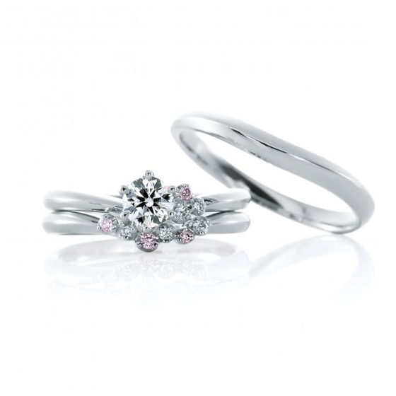 婚約指輪と結婚指輪の重ね付けで花束のような可憐なイメージになるセットリング。