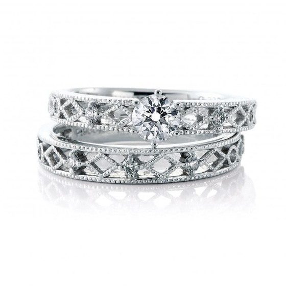 ストレートタイプ、アンティーク調のミル打ちが特徴の婚約指輪・結婚指輪のセットリング。