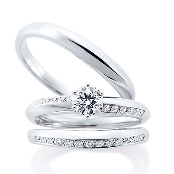 ゴージャスな婚約指輪と結婚指輪のセットリング。ストレートに斜めダイヤの婚約指輪と下の側面にセットされたダイヤモンドがおしゃれな結婚指輪。