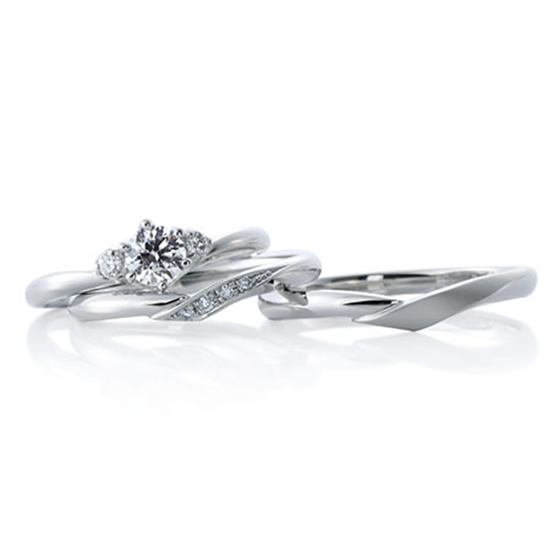 V字ラインがぴったり重なる婚約指輪・結婚指輪のセットリング。