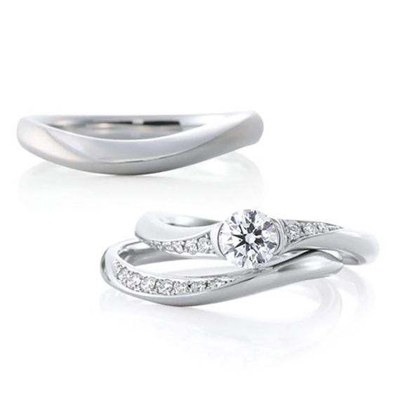 緩やかなウエーブで指なじみが良い婚約指輪・結婚指輪のセット。