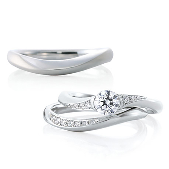 緩やかなウエーブが指に馴染むデザイン。婚約指輪・結婚指輪のセットンリグも人気。
