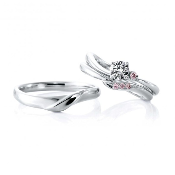婚約指輪との重ね付けで優しいウエーブラインに。ピンクダイヤモンドがアクセントのキュートなセットリング。