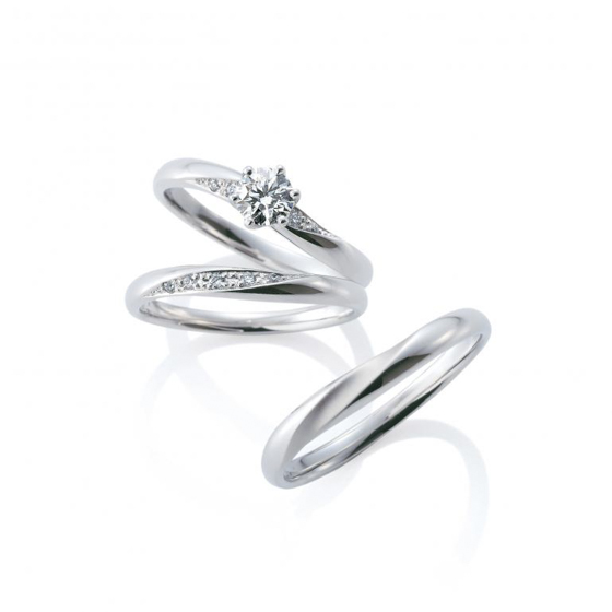 流れるようなダイヤモンドのラインが美しい波の輝きをイメージさせる結婚指輪・婚約指輪のセットリング。