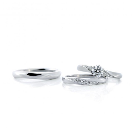 セットの婚約指輪と重ねづけも人気。men'sデザインも動きのある洗練された雰囲気。