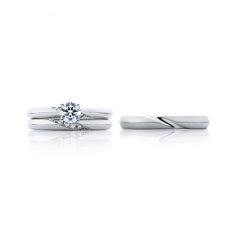 一筋の光をイメージしたシャープな印象の婚約指輪・結婚指輪のセットリング。