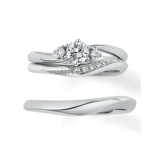 ピッタリと重なり、存在感が増すデザインの婚約指輪・結婚指輪のセットリング。
