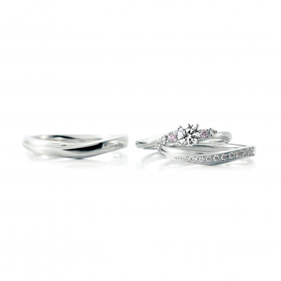緩やかに効いたウエーブラインが美しい婚約指輪・結婚指輪。メレダイヤモンドが留められ華やかなイメージ。