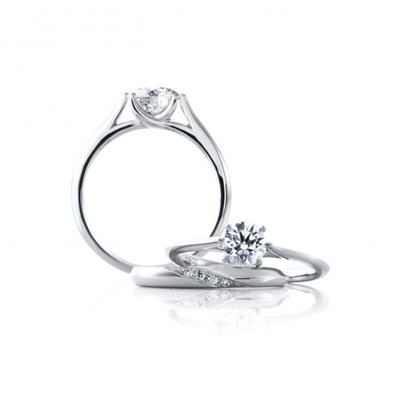 細身のアームが華奢な印象の婚約指輪。