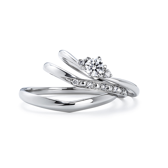 婚約指輪と結婚指輪のセットリング。Ｖラインのセットリングはしっかり重なります。