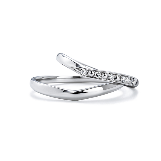 着物の衿元のように中央で重なるＶラインの結婚指輪。レディースはメレダイヤモンドが豪華です。
