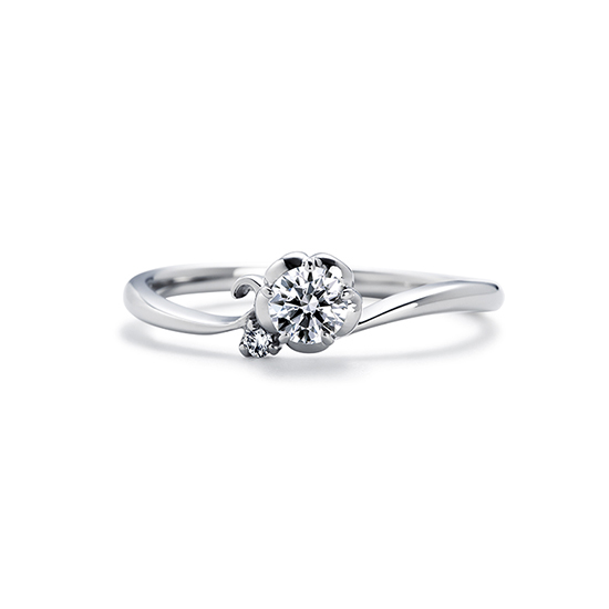センターダイヤモンドのデザインがお花に見立てた婚約指輪。片側にセットされたメレダイヤモンドがより可愛らしい印象に。
