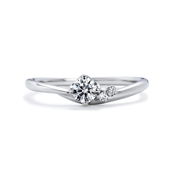 緩やかなUラインの婚約指輪。片側にセットされたメレダイヤモンドが可愛らしく２つ並びます。