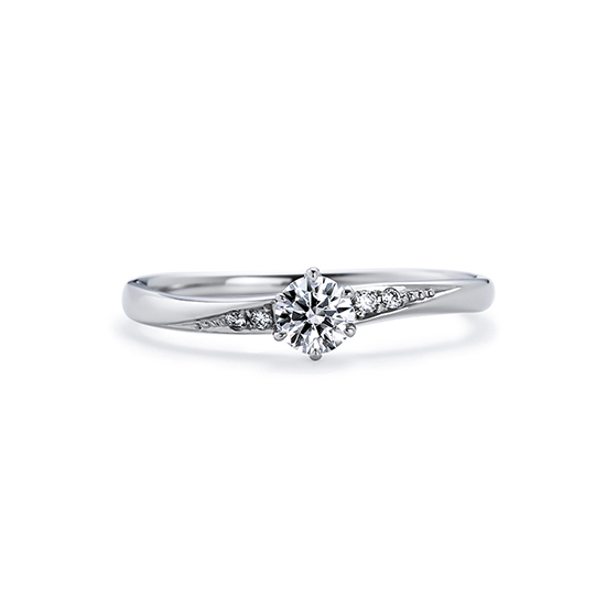 斜めにデザインされた婚約指輪が大人っぽい印象のデザイン。