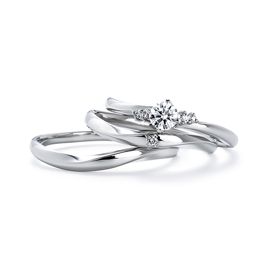 綺麗に重なるようデザインされたウェーブラインの結婚指輪と婚約指輪のセットリング。