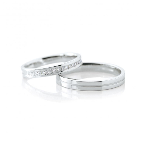 ストレート、平打ちタイプのエタニティリング。リングのセンターラインにダイヤモンドが敷き詰められたゴージャスな結婚指輪。