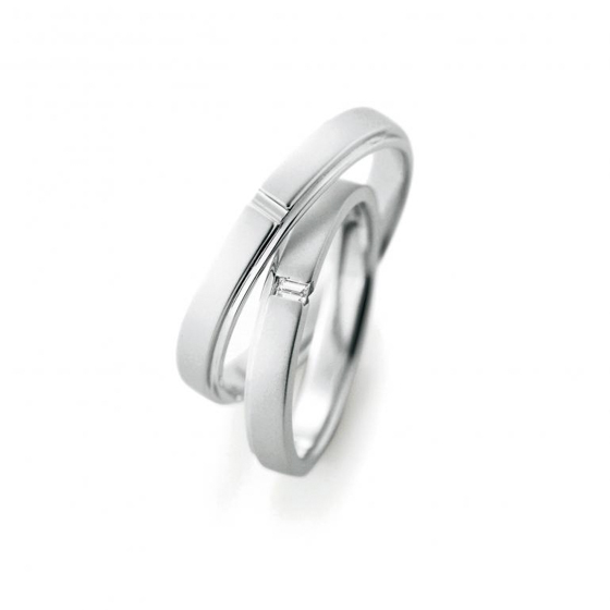 シンプルなストレートラインの結婚指輪。男性用は中心に縦ラインが、女性用はバケット型のダイヤモンドがセッティング。