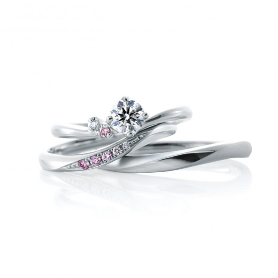 その希少性の高さから、多くの女性の憧れのピンクダイアモンドを贅沢に使用した婚約指輪・結婚指輪のセットリング。