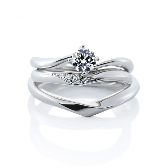 S字ウエーブ、4本爪で留められたシンプルな婚約指輪と重ねづけできる結婚指輪のセット。