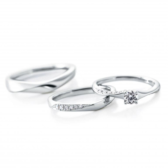 細身で華奢なリングにを上下からダイヤモンドで挟み込んだフェミニンな結婚指輪。