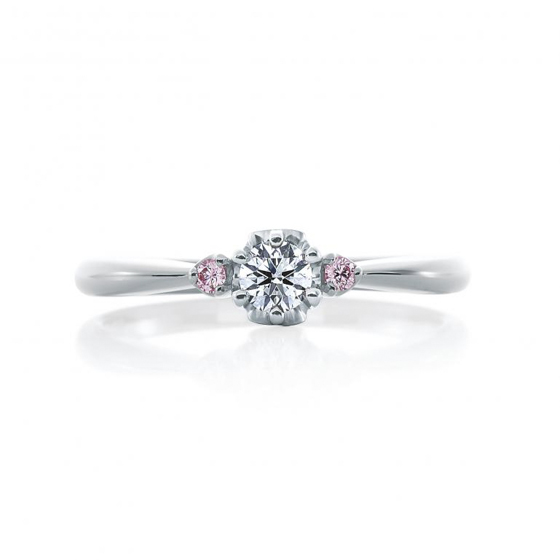 メレダイヤモンドだけでなく、側面のハートモチーフからピンクダイヤモンドが見えアクセントになる婚約指輪