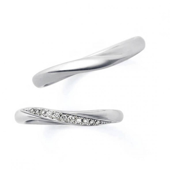緩やかなSラインの結婚指輪です。ストレートに近いゆるめのラインが男女問わず人気のデザインです。
