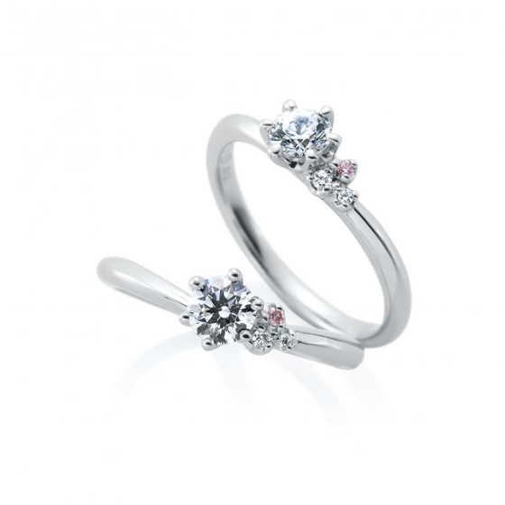 センターダイヤモンドに寄り添うホワイトダイヤモンド、ピンクダイヤモンドが可愛い婚約指輪。