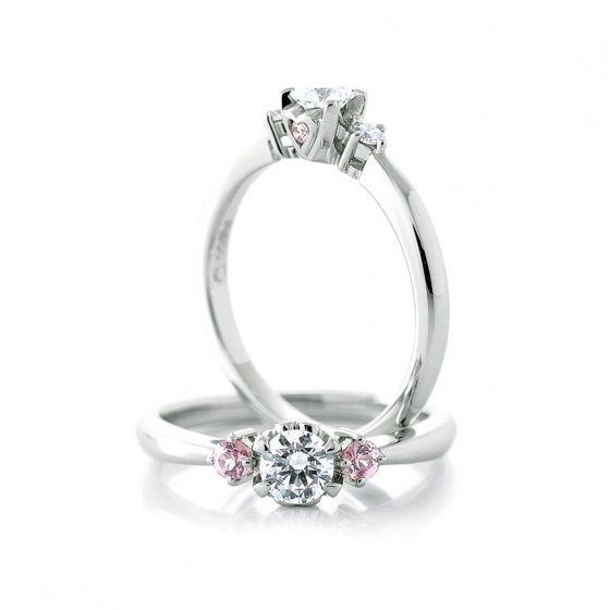 ストレートタイプ、シンプルなデザインの婚約指輪。ピンクダイヤモンドがいアクセントに。側面には可愛いハート模様が。