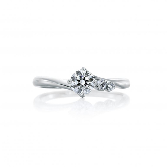 片側だけにメレダイヤモンドをセッティング。アシンメトリーデザインがオシャレな婚約指輪。