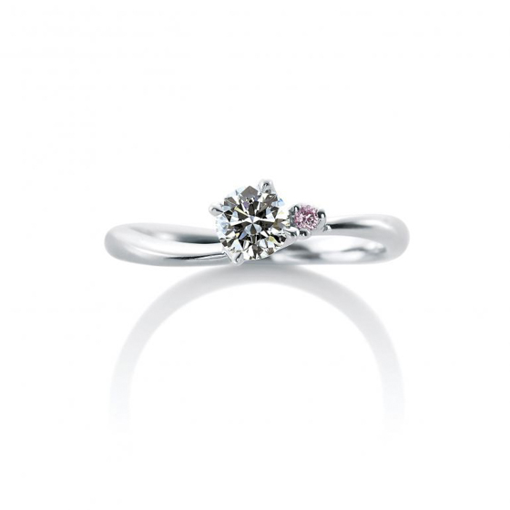 4点の爪で留められ、ダイヤモンドの輝きを重視した婚約指輪。