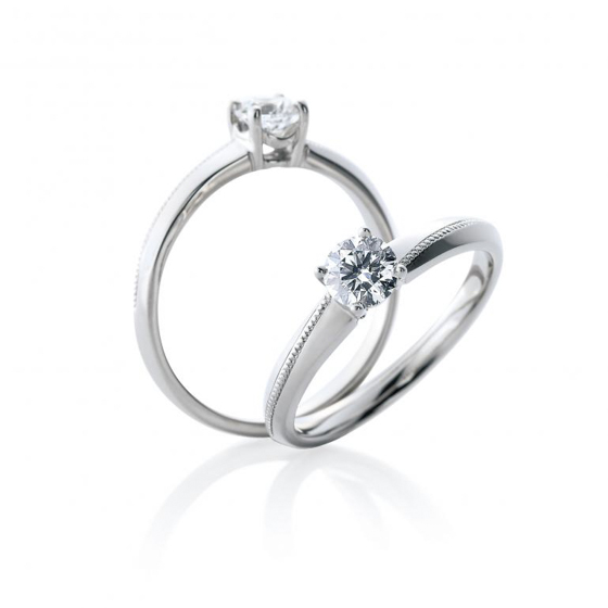 シンプルな一粒ダイヤモンドの婚約指輪。4点の爪で留められより一層クラシカルな印象に。