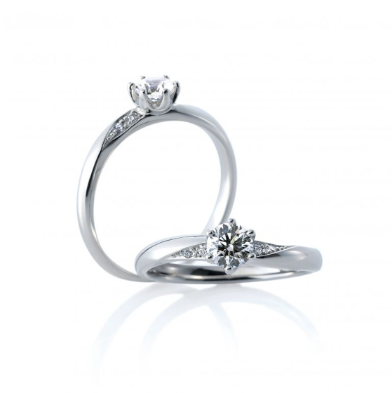 婚約指輪に斜めに流れるダイヤモンドのラインは永遠に寄せては返す波模様。