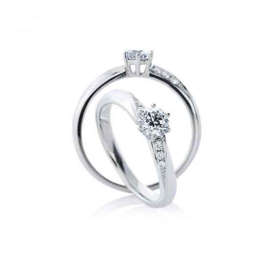 側面からは透かし模様になっていてキュート、メレダイヤモンドの斜めラインがきれいな婚約指輪。