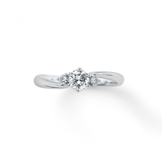程よいリング幅があり美しいS字ラインが指にフィットする婚約指輪。