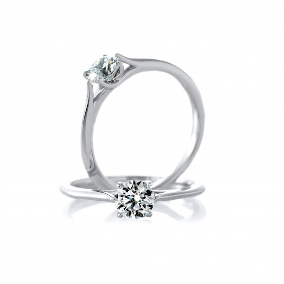 側面から見るとダイヤモンドの全体像が見え、光をたっぷりと取り込んで輝く婚約指輪デザイン。