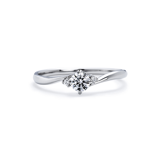 シンプルなＳラインが手を綺麗にみせてくれる婚約指輪