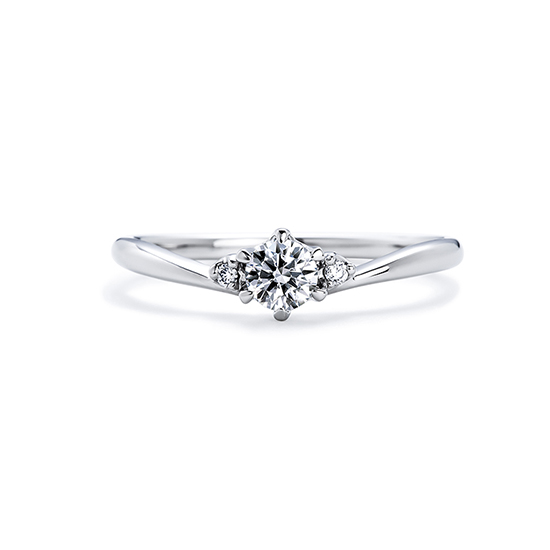 メインのダイヤモンドの両脇にメレダイヤモンドを施したＶラインの婚約指輪。指を長く見せてくれる。