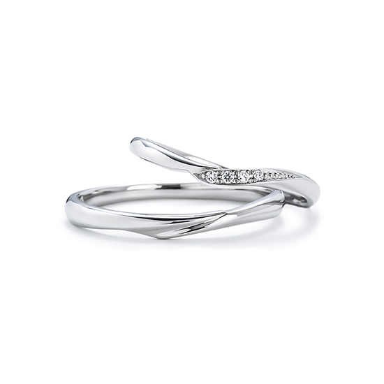 お指をきれいに見せてくれる優しいVラインの結婚指輪。メンズはVラインに見えるようデザインされています。