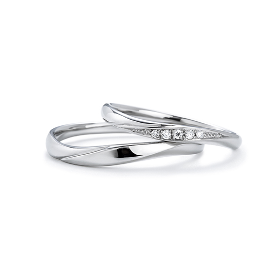 人気のある斜めラインの結婚指輪。ラインに合わせてグラデーションにセットせれたダイヤモンドが大人っぽい結婚指輪。
