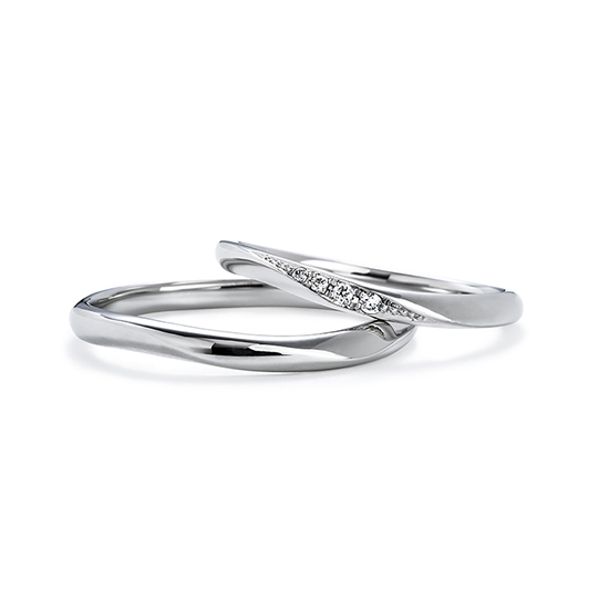 華奢で上品なウェーブラインの結婚指輪。流れるラインが美しく指に馴染ます。