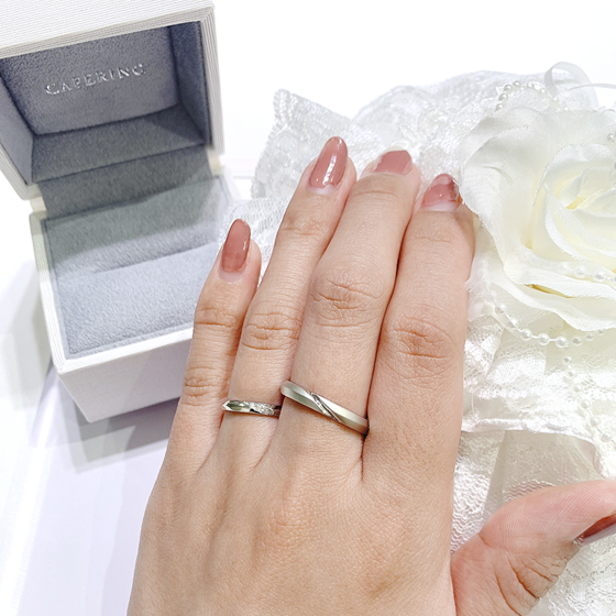 シンプルなデザインの中に斜めのダイヤモンドが人気の結婚指輪です。円盤のような形状も指をスッキリ細く見せてくれます。