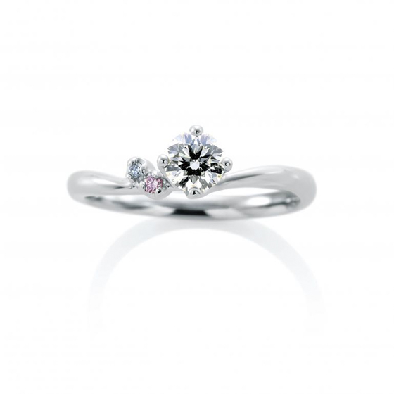 センターダイヤモンドの片側に2石のホワイト＆ピンクのダイヤモンドをセッティング。キュートな印象の婚約指輪。