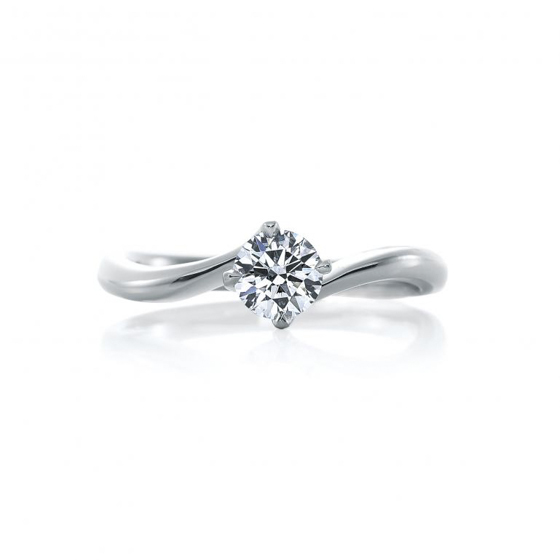 4点の爪で留められたダイヤモンドがクラシカルな印象の婚約指輪。