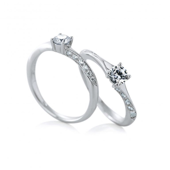 4点で留められたダイヤモンドはアンティーク感を感じさせ、側面からきれいに見えるダイヤモンドのラインが華やかな印象の婚約指輪。