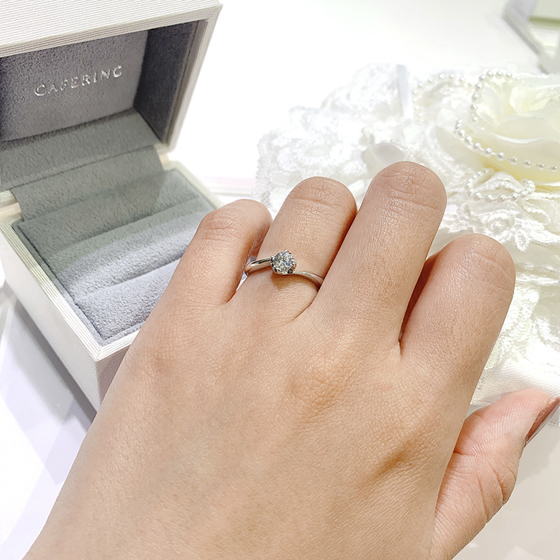シンプルな1粒のソリティアタイプのエンゲージリング。センターのダイヤモンドの輝きを最大限に引き出すよう設計された婚約指輪です。