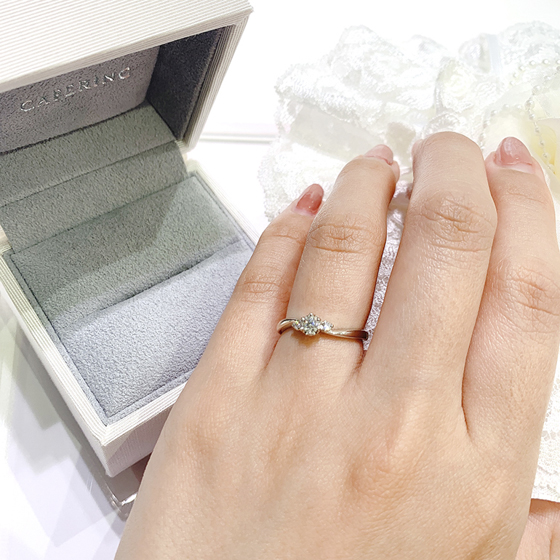 フワリと軽やかな優しいSライン。サイドのメレダイヤモンドが可愛らさしさをよりアップさせてくれる婚約指輪です。