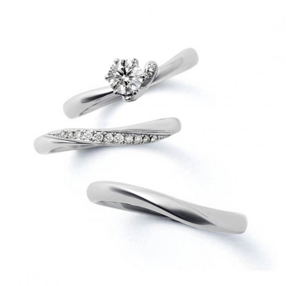 婚約指輪と結婚指輪のセットリングです。動きのあるデザインがお指を華やかに演出してくれます。
