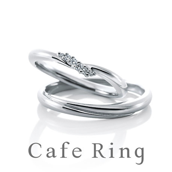 V字ラインが手指をきれいに見せ、プラチナの輝きが際立つ結婚指輪。